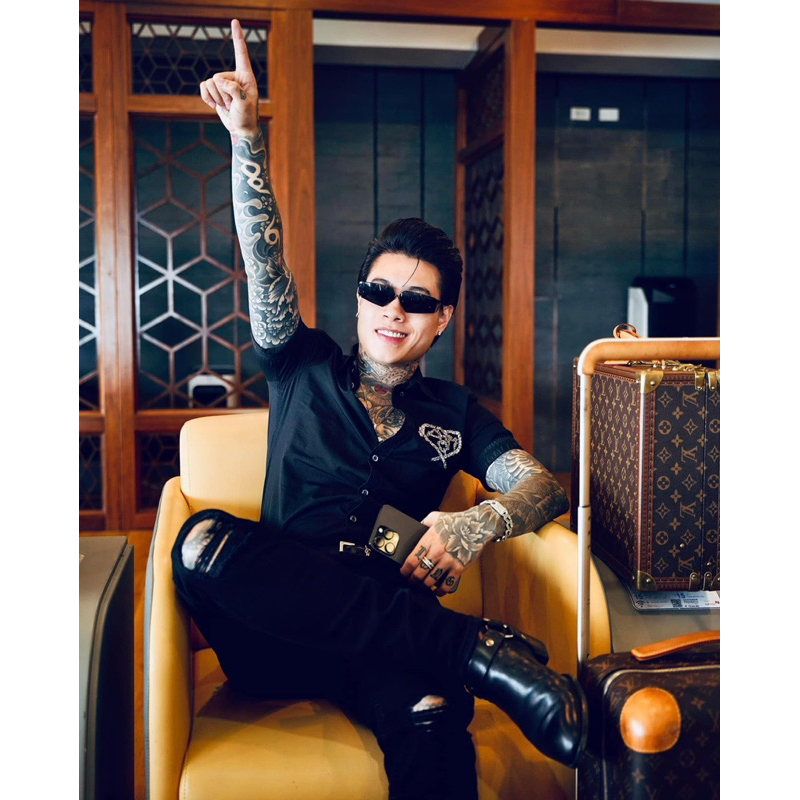 Kính pra đen mắt tam giác