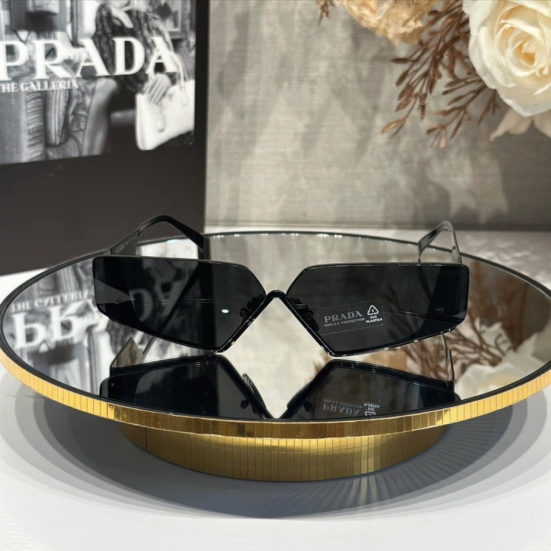 Kính pra đen mắt tam giác