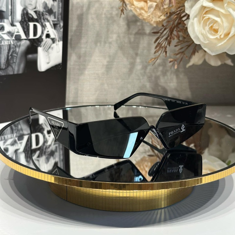 Kính pra đen mắt tam giác