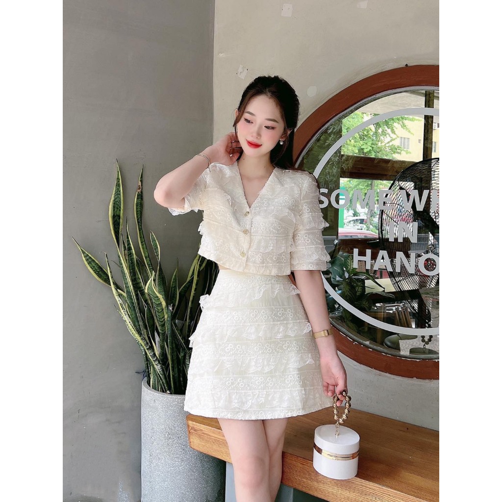 Set 2 Món: Áo Croptop Cổ V Đính Cúc Sang Chảnh Kèm Chân Váy Màu Nude D0799