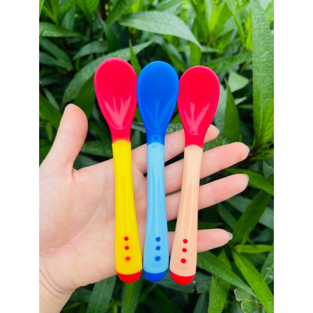 Muỗng ăn dặm báo nóng cho bé