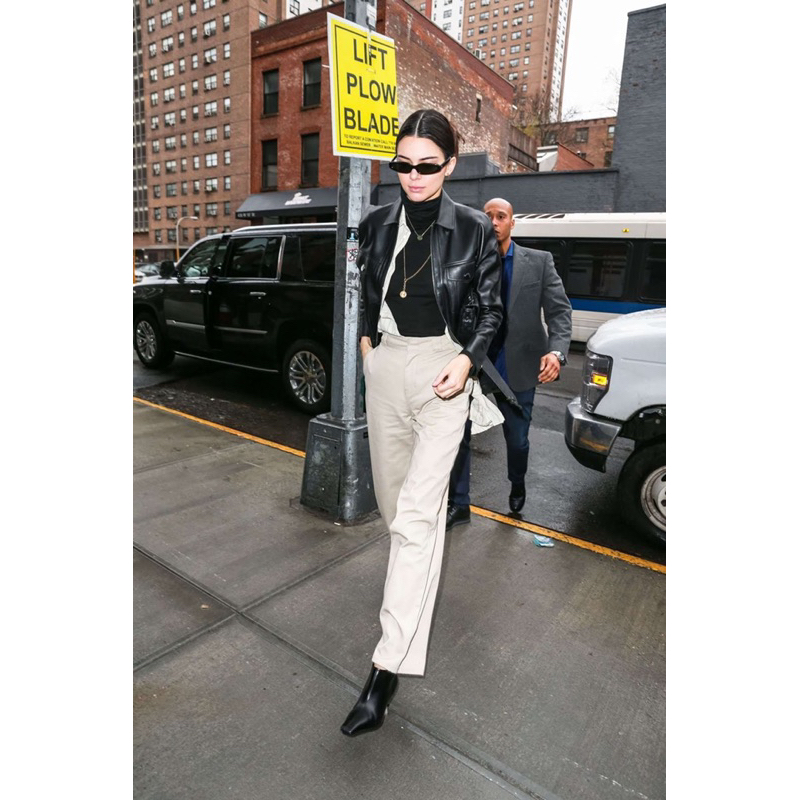 Quần Jeans ống suôn lưng cao CK thêu logo