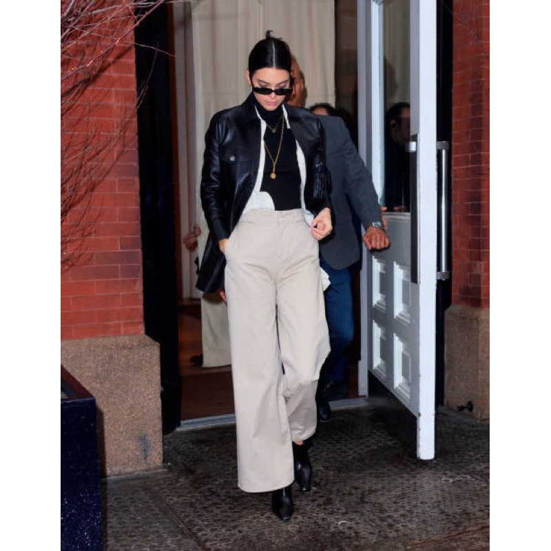 Quần Jeans ống suôn lưng cao CK thêu logo