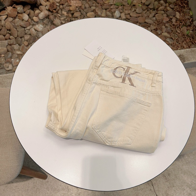 Quần Jeans ống suôn lưng cao CK thêu logo