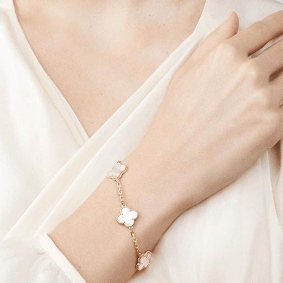 Vòng tay cỏ 4 lá Titan Van Cleef & Arpels Lucky Four Leaf Flower Bracelet White CDE2098GG.WH Fullbox
