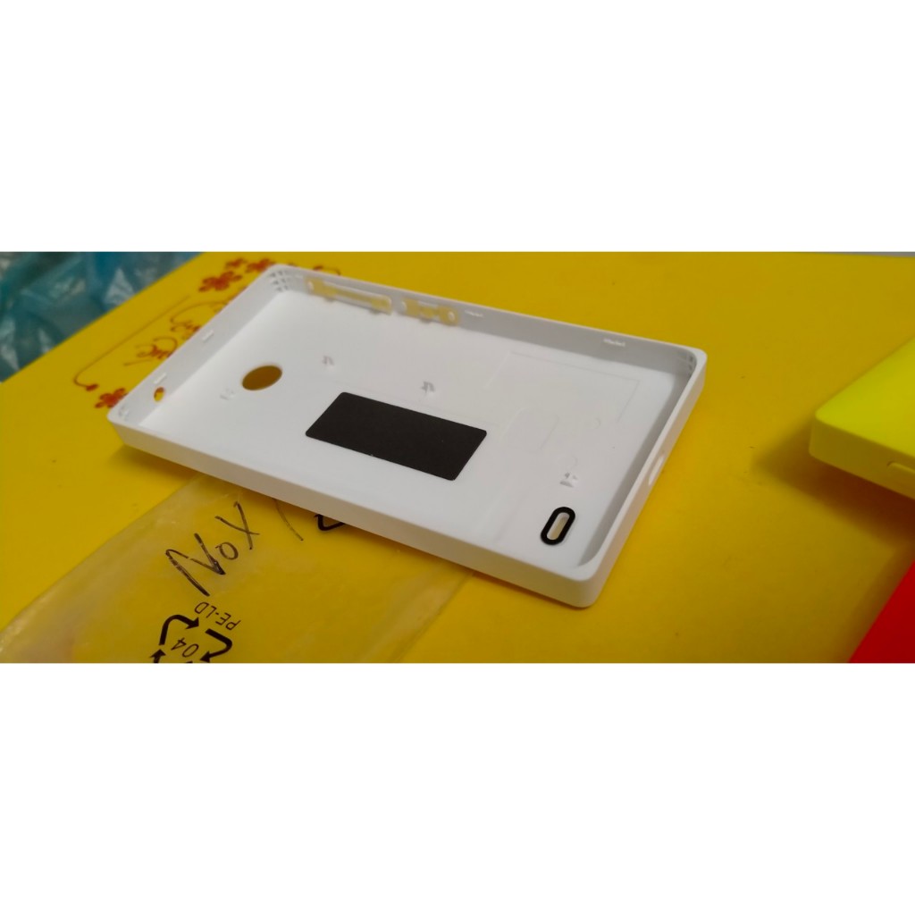Vỏ Nokia Lumia X có màu xanh, vàng, trắng, hồng. Giá tốt nhất