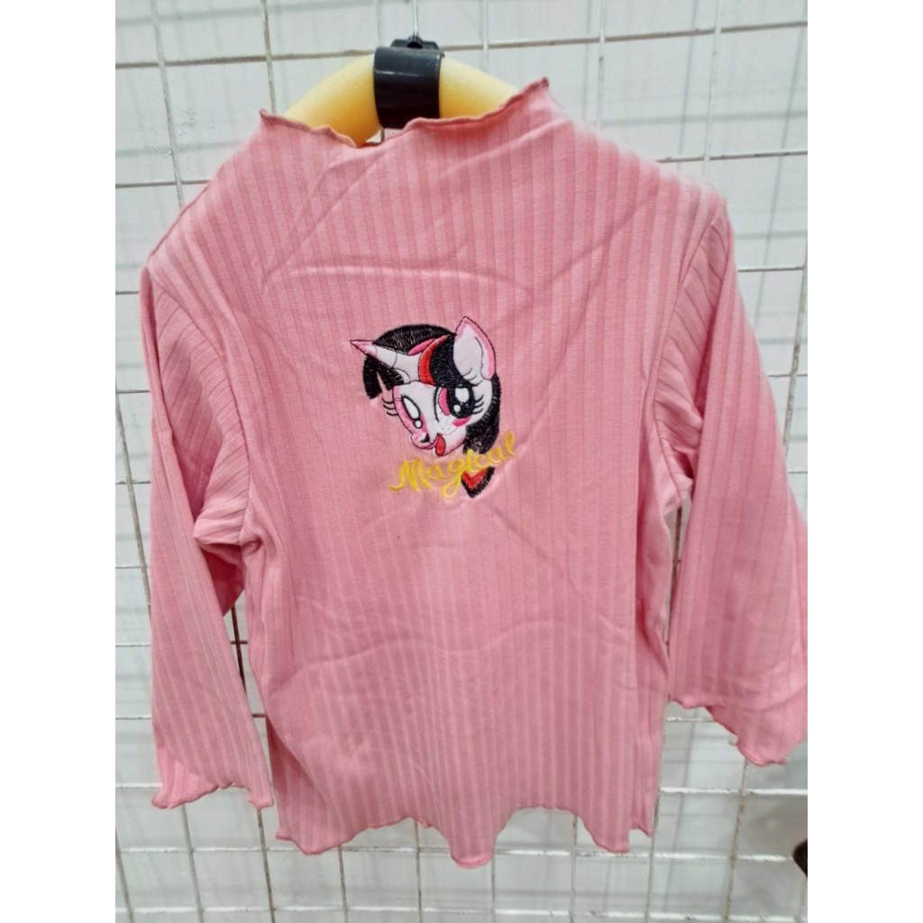 Áo thu đông cho bé gái tay dài cổ cao chất dày ấm vải đũa thêu hình hoạt hình cho bé từ 9 đến 20 kg lovekid97.store