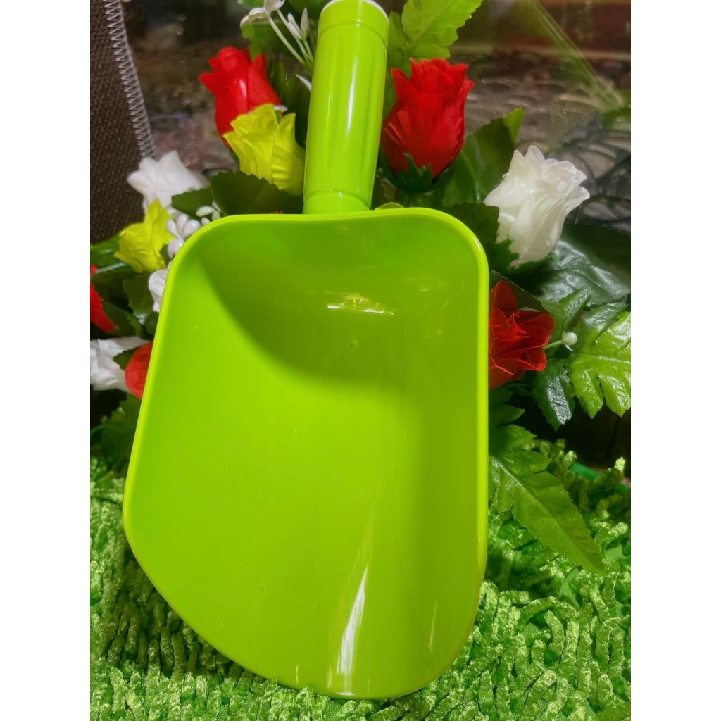 Đồ xúc đá, xúc gạo bằng nhựa kích thước nhỏ, trung, lớn, có cán cầm chắc chắn và vệ sinh, thương hiệu Châu Hưng