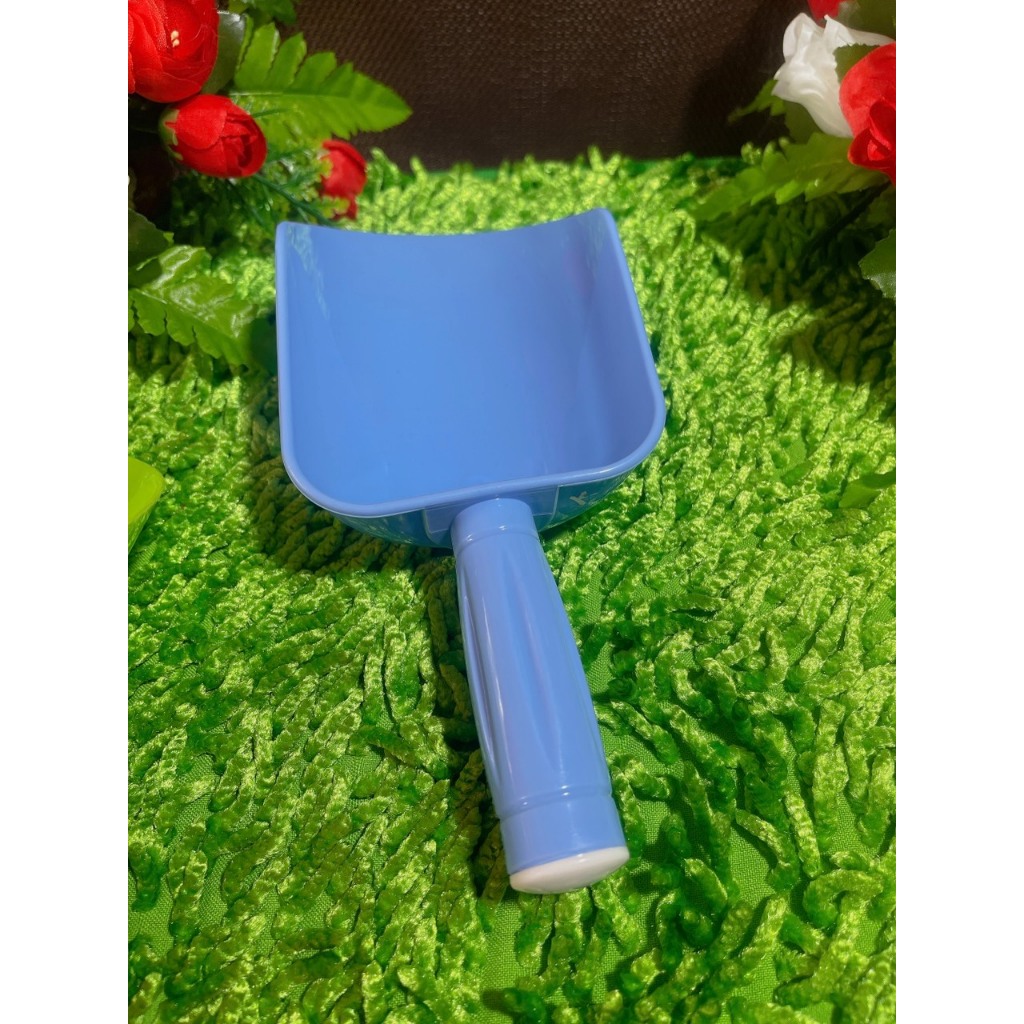 Đồ xúc đá, xúc gạo bằng nhựa kích thước nhỏ, trung, lớn, có cán cầm chắc chắn và vệ sinh, thương hiệu Châu Hưng