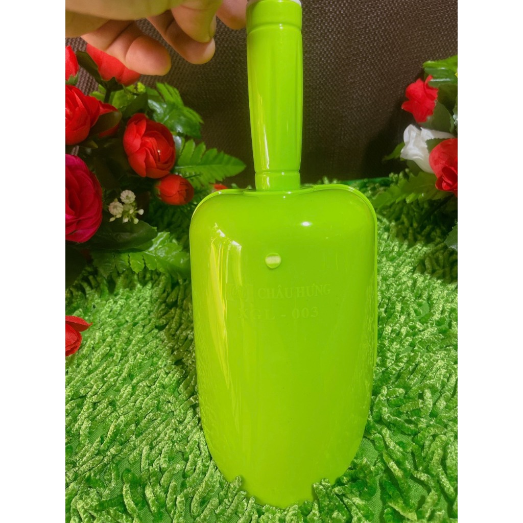 Đồ xúc đá, xúc gạo bằng nhựa kích thước nhỏ, trung, lớn, có cán cầm chắc chắn và vệ sinh, thương hiệu Châu Hưng