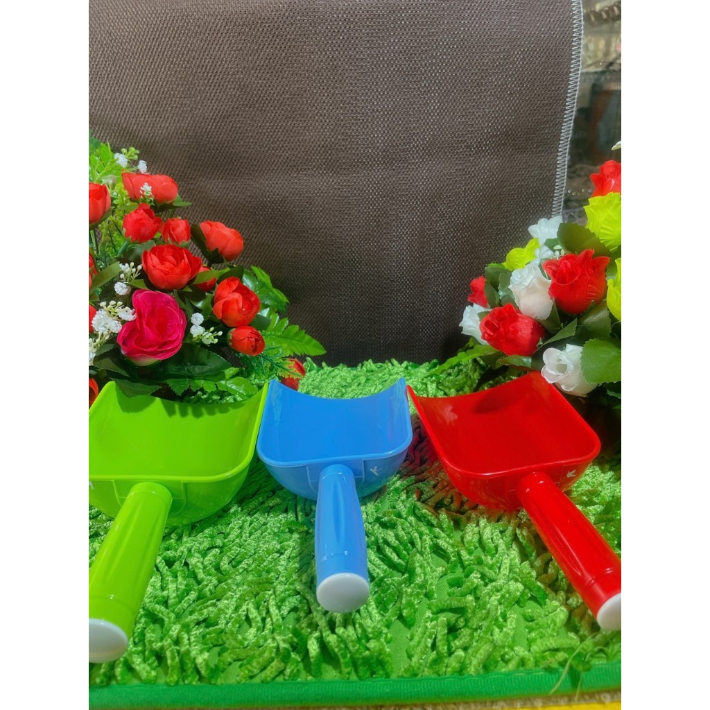 Đồ xúc đá, xúc gạo bằng nhựa kích thước nhỏ, trung, lớn, có cán cầm chắc chắn và vệ sinh, thương hiệu Châu Hưng