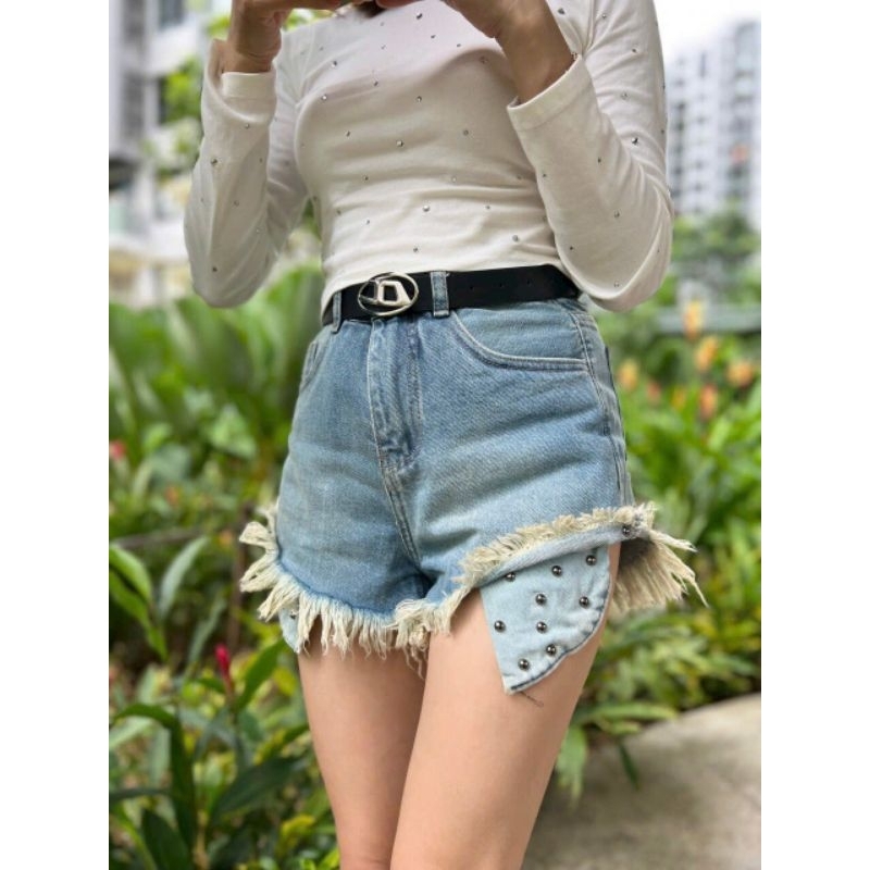 Quần short túi lộ đính nút