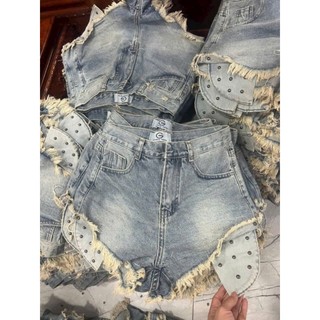 Quần short túi lộ đính nút