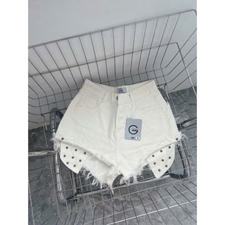 Quần short túi lộ đính nút