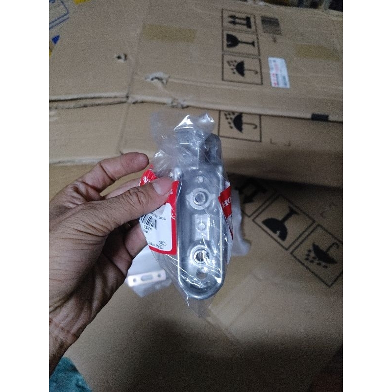 Để chân trước winner x zin hãng honda