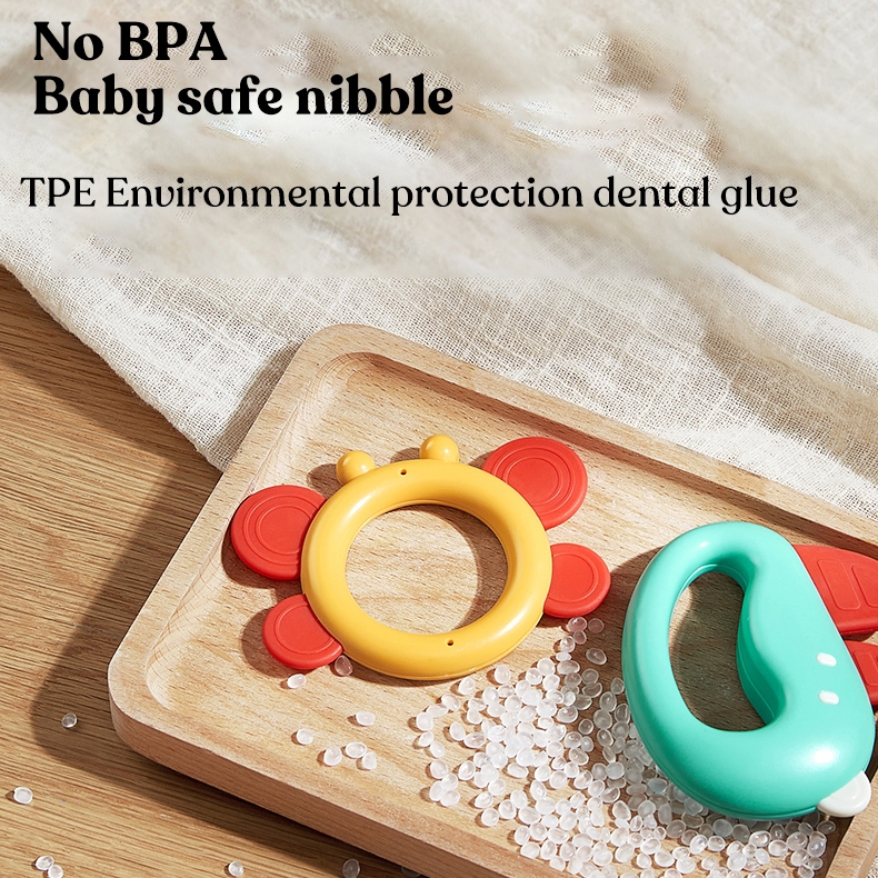 Bộ đồ chơi gặm nướu silicon bóng cảm giác và chuông tay cho bé Kub Cartoon không chứa BPA với hộp quà tặng