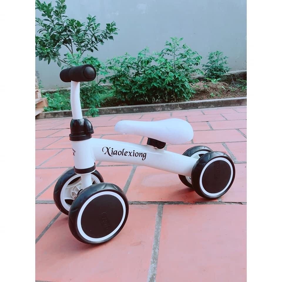 Xe chòi chân 4 bánh thăng bằng cho bé.