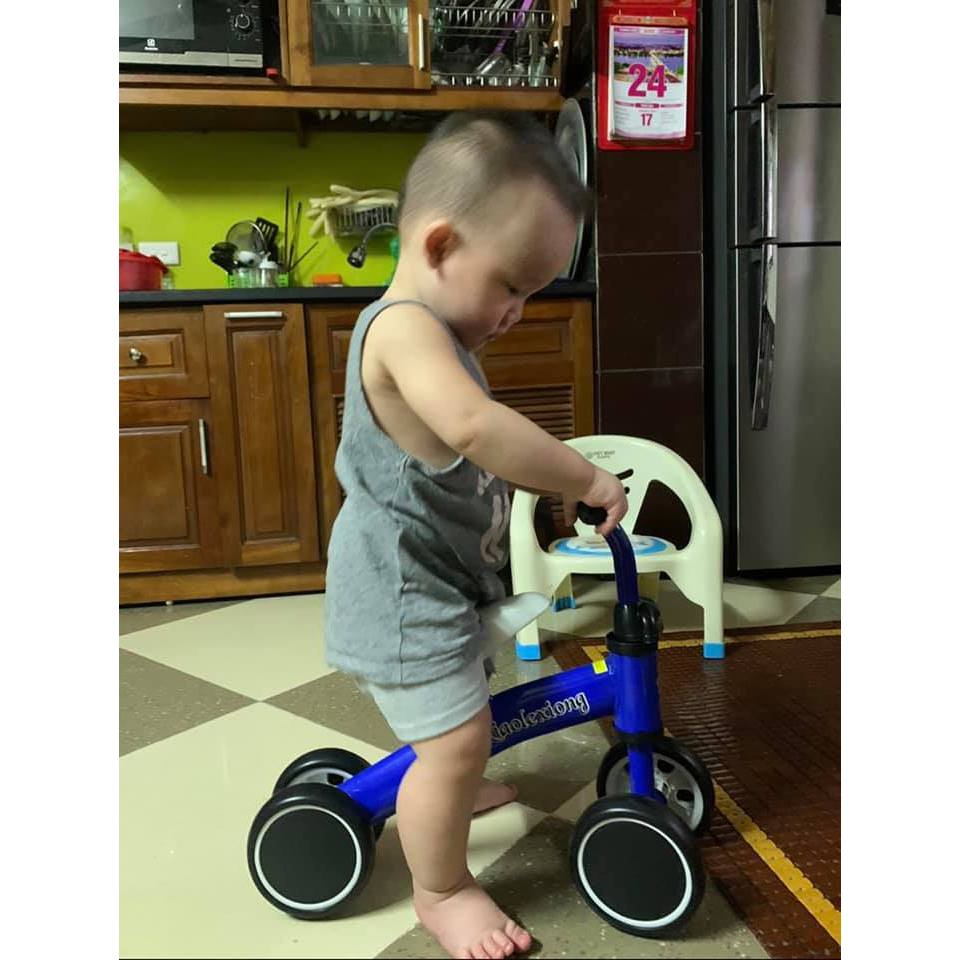Xe chòi chân 4 bánh thăng bằng cho bé.