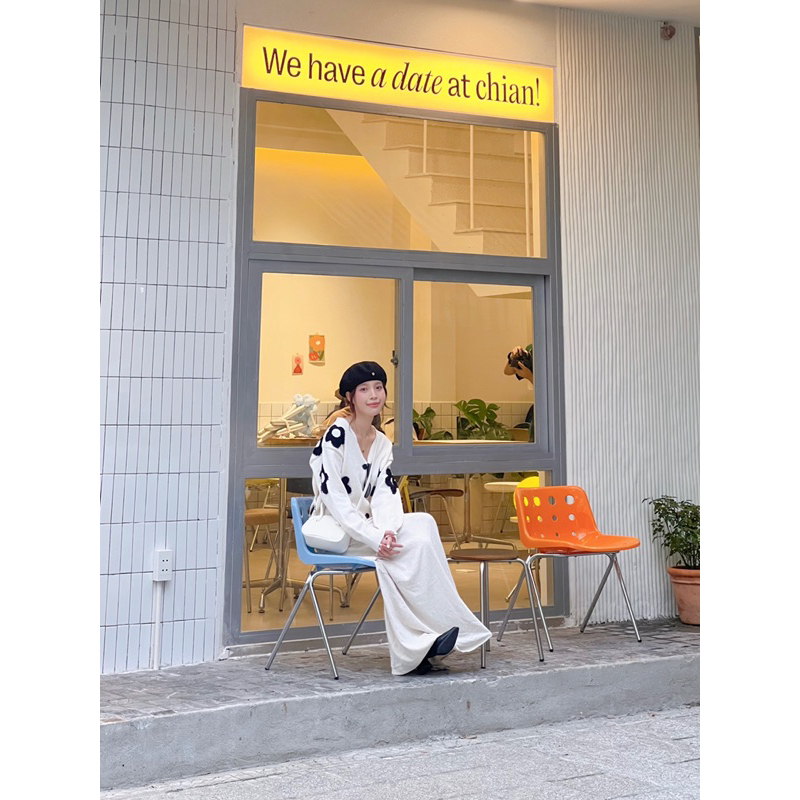 Ruly.studio - Áo len hoa trắng đen