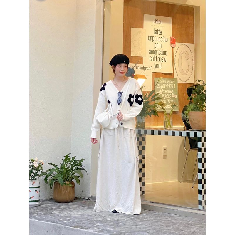 Ruly.studio - Áo len hoa trắng đen