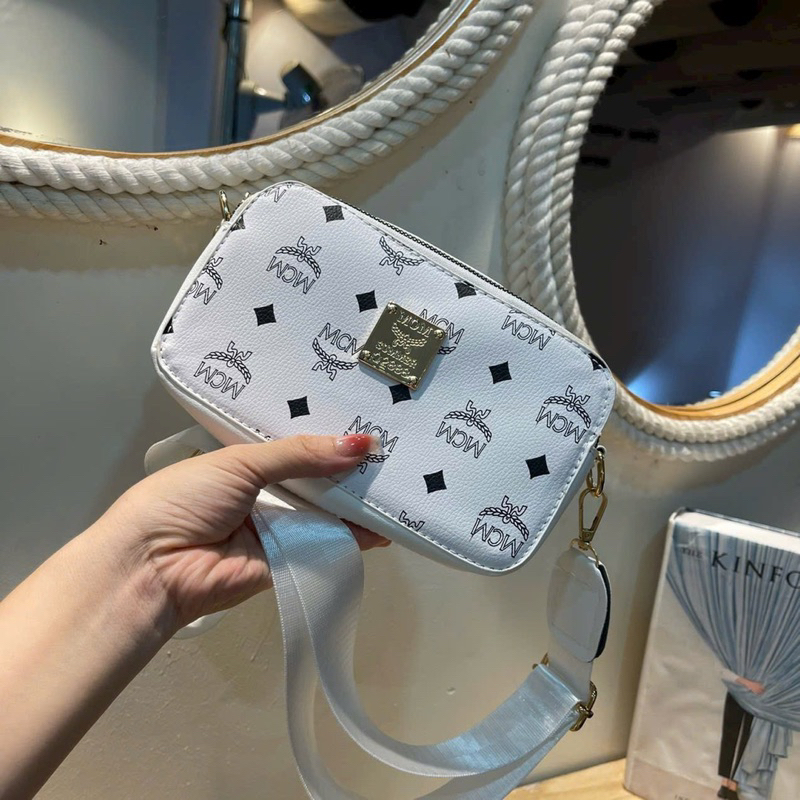 Túi đeo chéo nam, túi xách thời trang hoạ tiết logo kim loại thiết kế 2 khoá vừa làm túi điện thoại vừa làm túi xách nữ