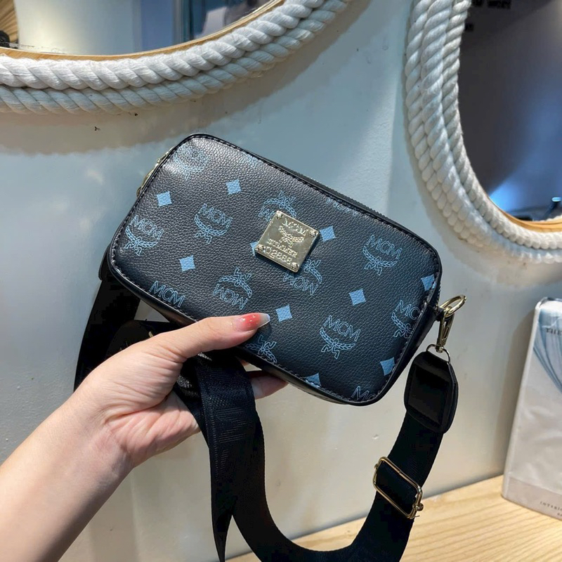 Túi đeo chéo nam, túi xách thời trang hoạ tiết logo kim loại thiết kế 2 khoá vừa làm túi điện thoại vừa làm túi xách nữ