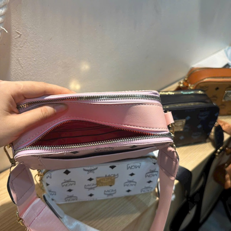 Túi đeo chéo nam, túi xách thời trang hoạ tiết logo kim loại thiết kế 2 khoá vừa làm túi điện thoại vừa làm túi xách nữ