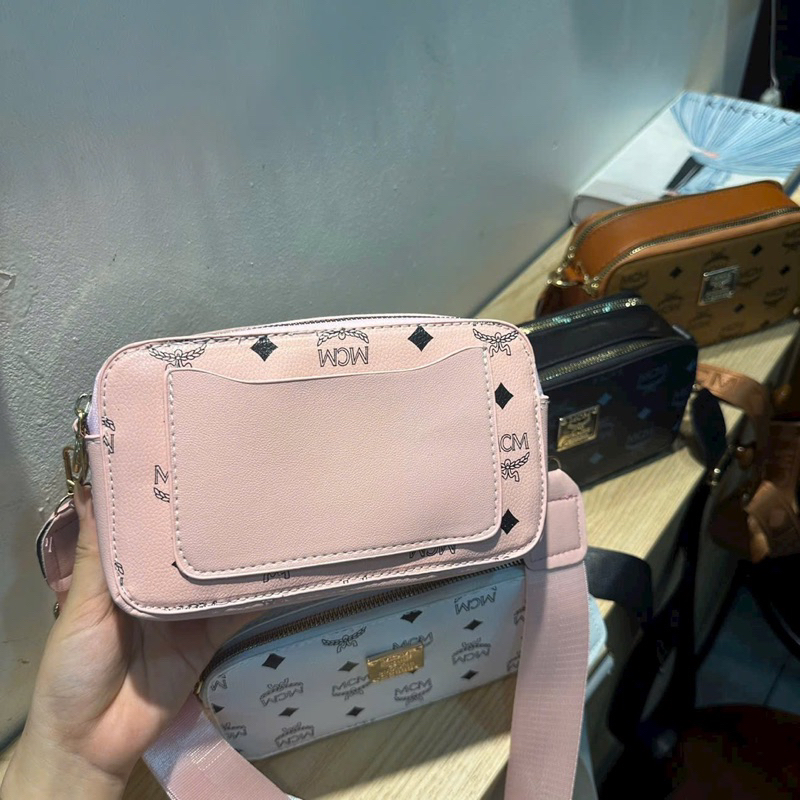 Túi đeo chéo nam, túi xách thời trang hoạ tiết logo kim loại thiết kế 2 khoá vừa làm túi điện thoại vừa làm túi xách nữ