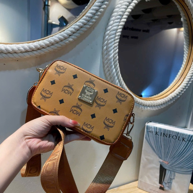 Túi đeo chéo nam, túi xách thời trang hoạ tiết logo kim loại thiết kế 2 khoá vừa làm túi điện thoại vừa làm túi xách nữ