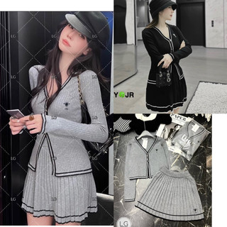 Set áo len viền sọc thêu ong mix chân váy xếp li hàng quảng châu