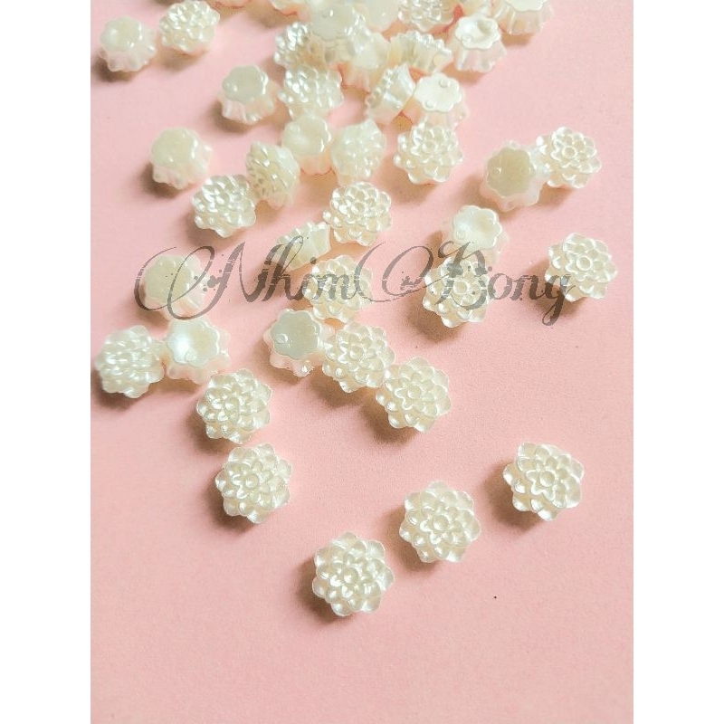 Set 50 hoa nhựa 1cm có lỗ khâu (H99)
