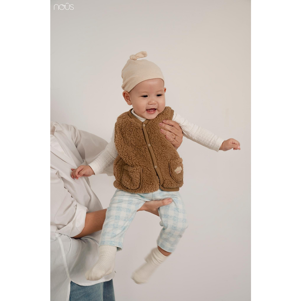 Áo Gile Nous lông màu be nhạt túi áo thêu hình gấu