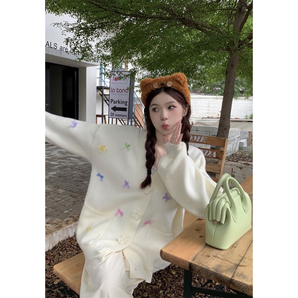 Áo khoác cardigan len cúc hoa dày dặn tay dày có túi oversize 2 màu đỏ trắng siêu hot mùa đông mặc đi chơi noel DELIZ