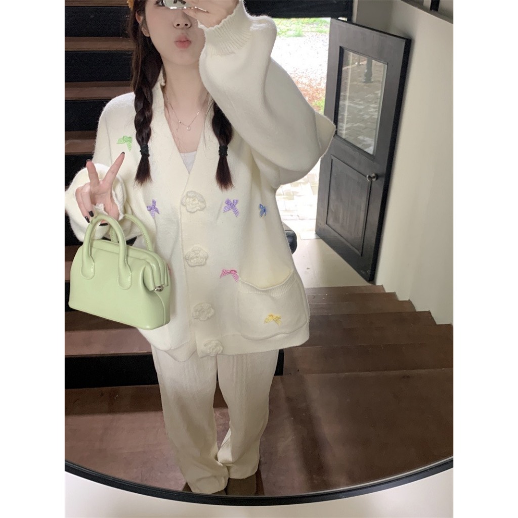 Áo khoác cardigan len cúc hoa dày dặn tay dày có túi oversize 2 màu đỏ trắng siêu hot mùa đông mặc đi chơi noel DELIZ