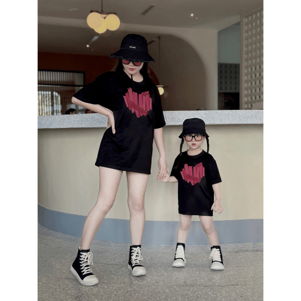 Áo thun gia đình nam nữ màu đen trắng trái tim to