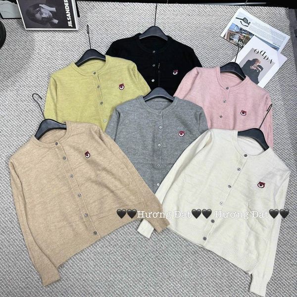 Áo cardigan len thêu gấu dâu kute