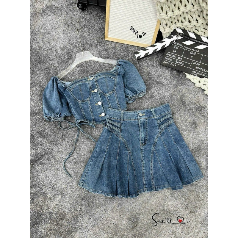 SÉT VÁY THỜI TRANG NỮ MẶC ĐI CHƠI CHẤT JEANS CAO CẤP QUẢNG CHÂU Y MẪU CỔ VUÔNG TAY BÚP CROTOP NÚT MIX CHÂN VÁY XẾP LY