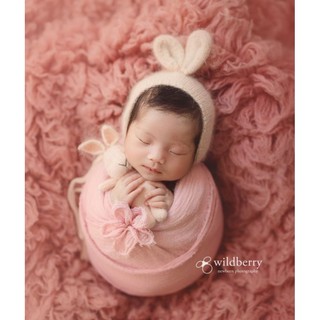 nón thỏ và thỏ cầm tay