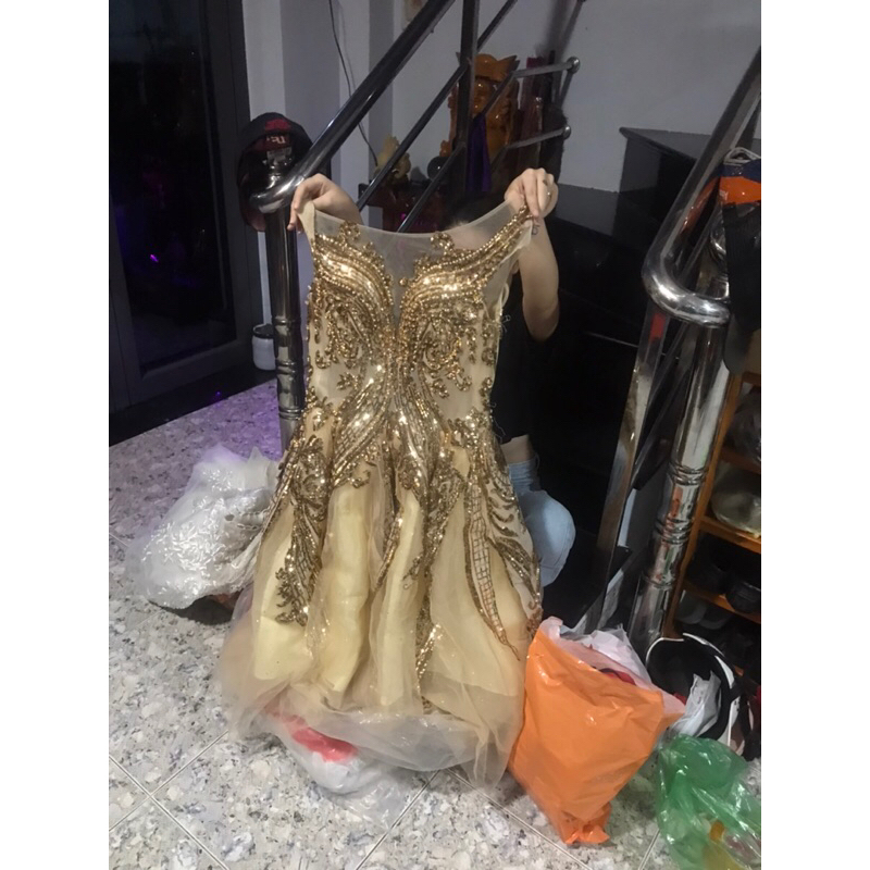 Thanh lý váy cưới đi bàn