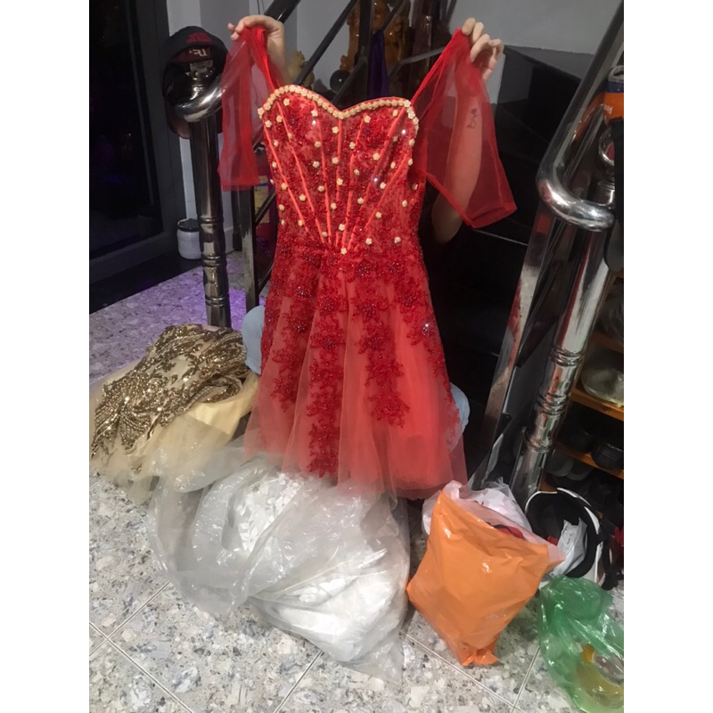 Thanh lý váy cưới đi bàn