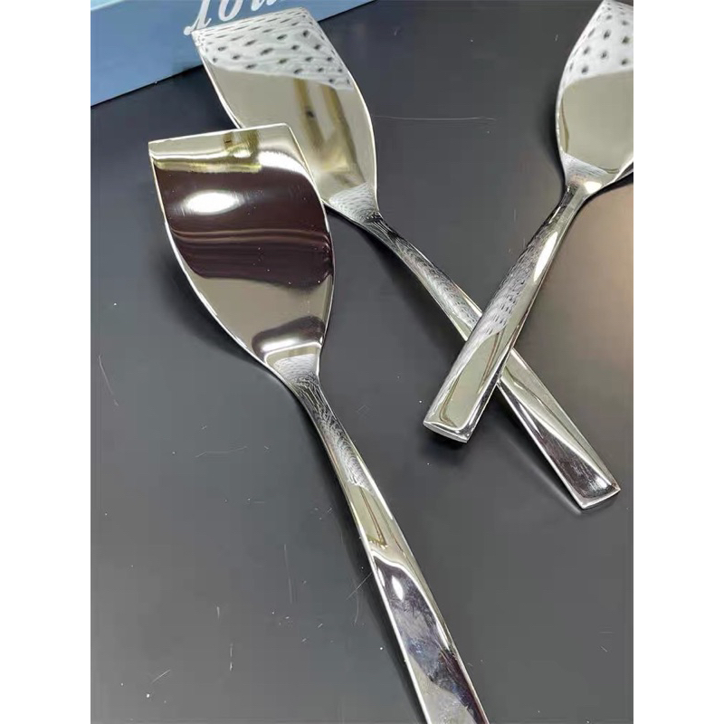 Xẻng xúc lật đồ ăn