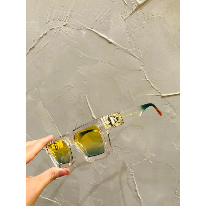 Kính louis gọng trong mắt pha