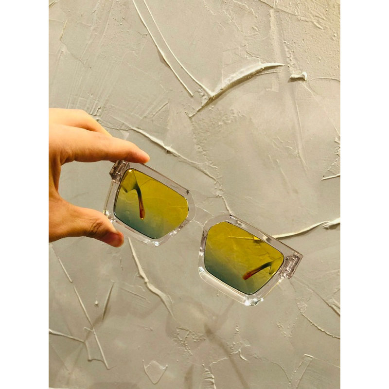 Kính louis gọng trong mắt pha