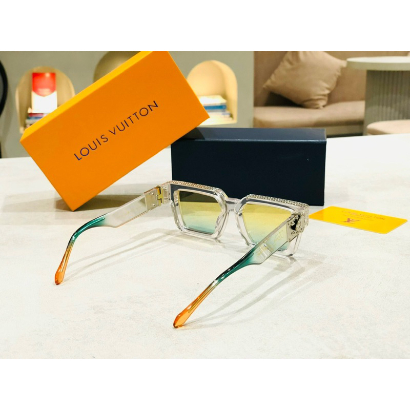 Kính louis gọng trong mắt pha