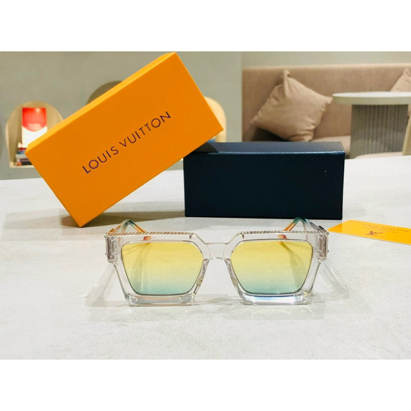 Kính louis gọng trong mắt pha