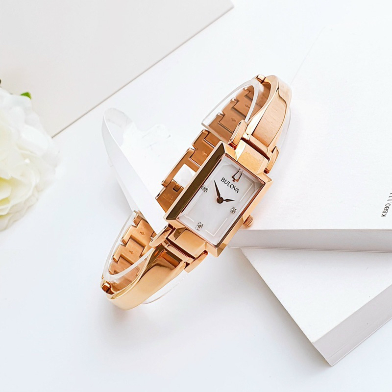 Đồng hồ nữ Bulova dây kim loại màu vàng hồng, kích thước 33x18mm