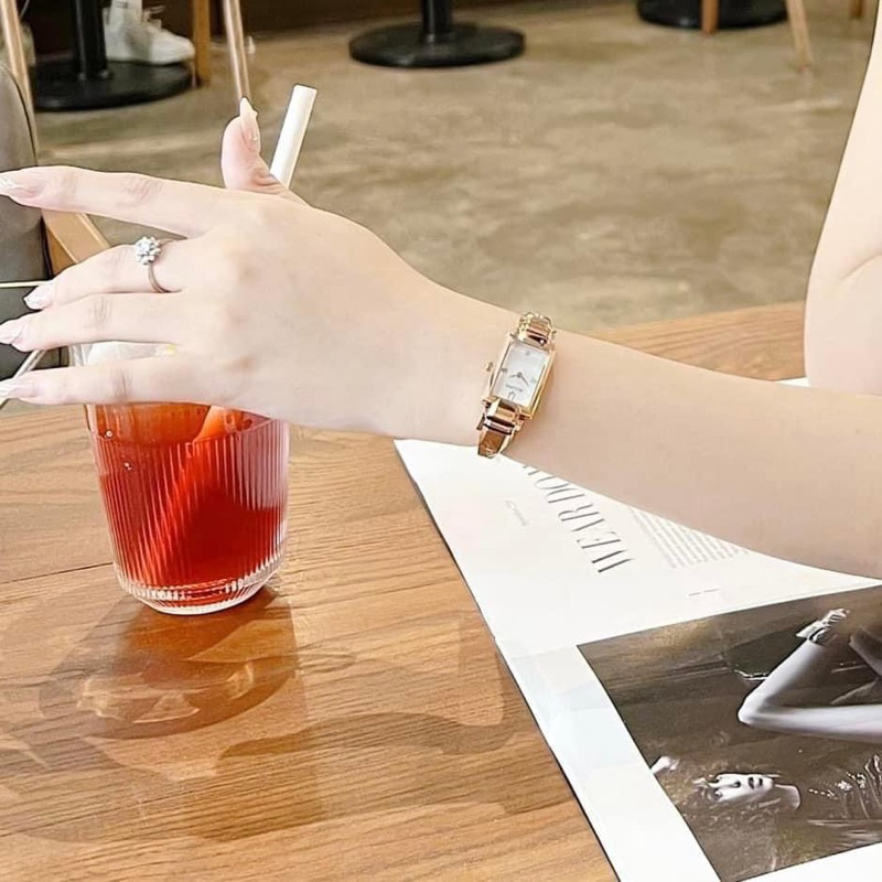 Đồng hồ nữ Bulova dây kim loại màu vàng hồng, kích thước 33x18mm