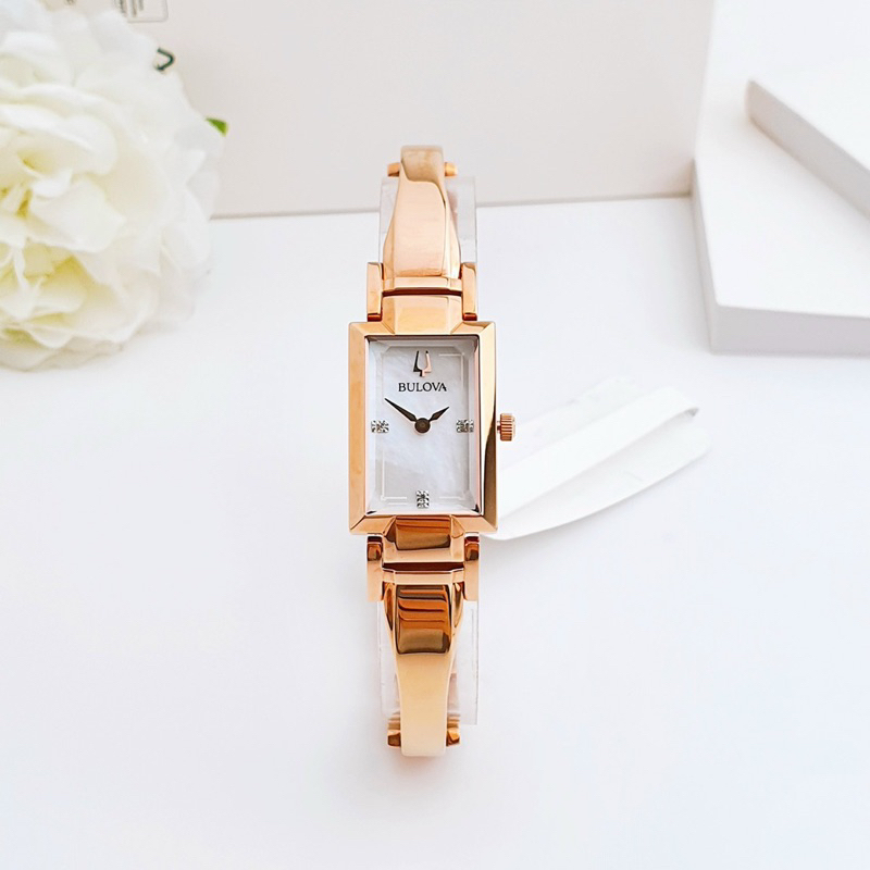Đồng hồ nữ Bulova dây kim loại màu vàng hồng, kích thước 33x18mm
