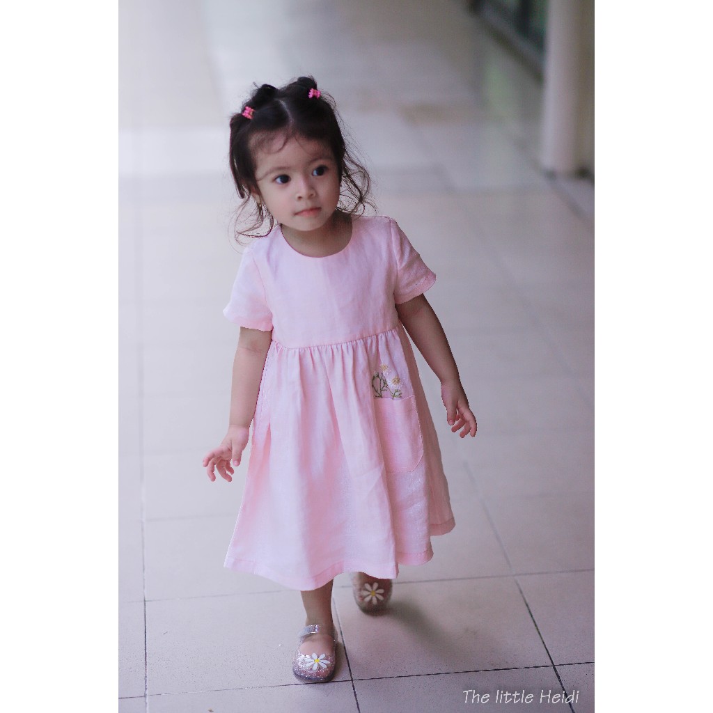 Đầm linen thêu hoa cúc