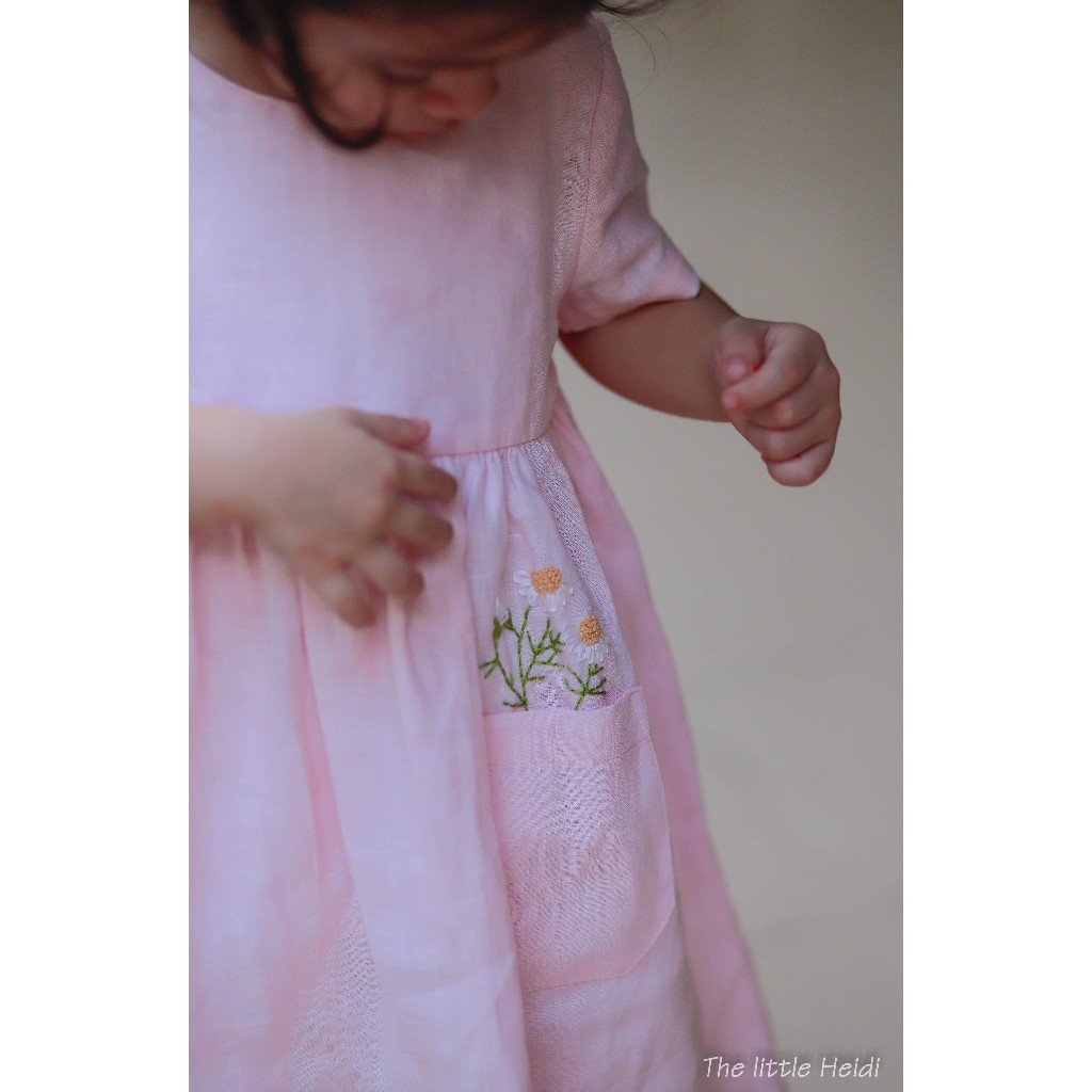 Đầm linen thêu hoa cúc